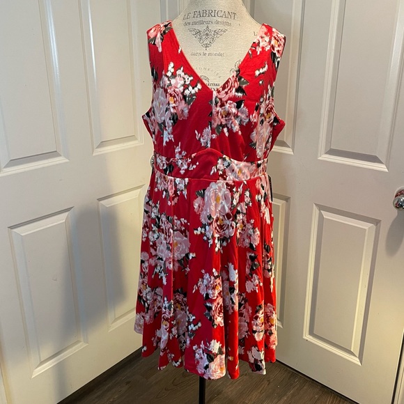 NWT TORRID RED FLORAL CONTURING FIT AND FLARE PONTE DRESS 16 - Picture 4 of 9